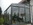 grauer Multiraum in DB 703 auf Podest mit schrägen Oberlicht und Dach aus Glas, Schiebeanlagen geschlossen, möbliert und Weihnachtsbaum
